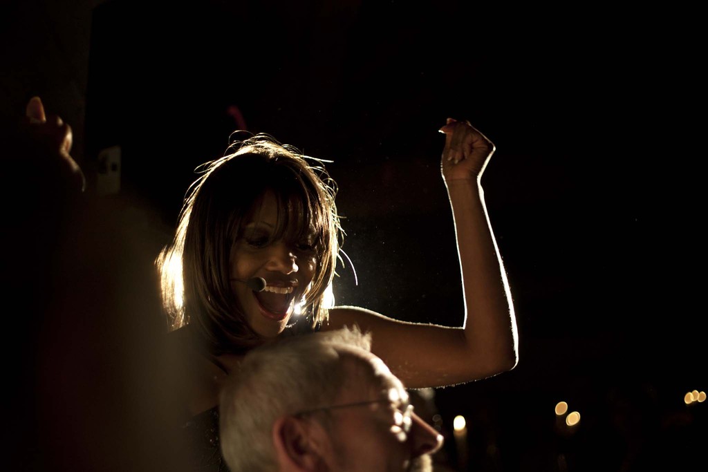 Vor Lola sind auch die Gäste nicht sicher. Die Vocal Affairs Dinnershow unterhält mit einem Dreigänge-Gourmet-Menü und feinstem Live Jazz, Blues und Theater mit wohlbekannten Künstlern am Schlagzeug, am Kontrabass und am Piano und mit Sängerin Willetta Carson aka Lola Love