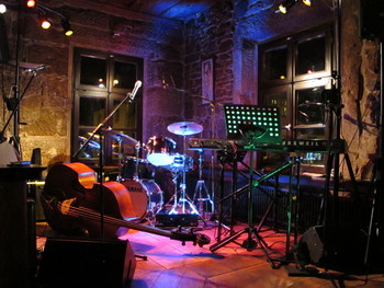 Bühnendesign und Beleuchtung einer Show inklusive Abendessen mit Willetta Carson, Jazzsängerin und Entertainerin, die gebucht und engagiert werden kann, um Gäste und Zuschauer mit Musikshows, Konzerten und Dinnertheater zu unterhalten mit verschiedenen Formen von Jazz, gefühlvollem Groove, Blues und Swing in und um Deutschland.