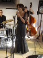 Bühnenszene während eines Jazzkonzerts in der Neumarkter Residenz, die die Sängerin und Gesangskünstlerin Willetta Carson mit Musikern zeigt.
